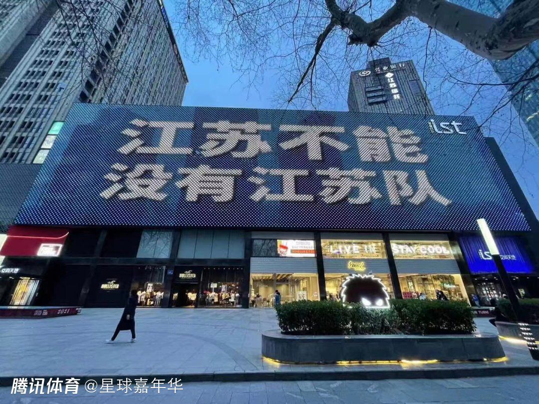 萨拉扎尔曾表示，;我第一天训练几乎被打成面包了，但我必须通过训练，提升耐力和身体状况，这也为影片中阿丽塔的精彩搏斗戏份打下了坚实基础